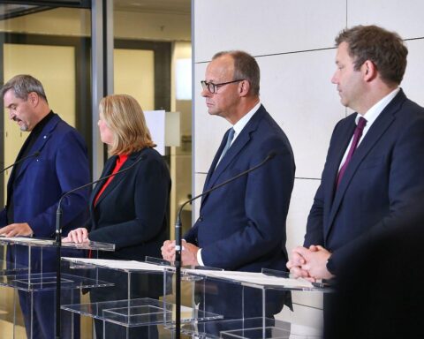 Bundeskanzler Merz präsentiert energiepolitische Maßnahmen: Industriestrompreis und Kraftwerkstrategie bei Pressekonferenz.
