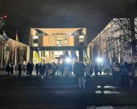 Protestierende Menschen mit ukrainischen Flaggen vor dem Kanzleramt während Koalitionsgesprächen.