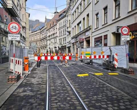Weihnachtsmarkt-Ab-sperrungen zur Terrorabwehr, steigende Kosten, mögliche Absagen drohen.