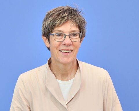 Annegret Kramp-Karrenbauer bleibt Kandidatin für die Konrad-Adenauer-Stiftung trotz Gegenvorschlag von Friedrich Merz.