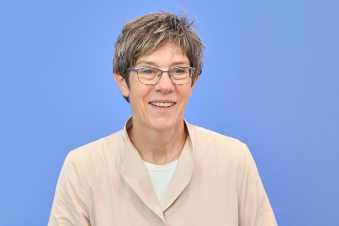Kramp-Karrenbauer hält an Kandidatur für Adenauer-Stiftung fest