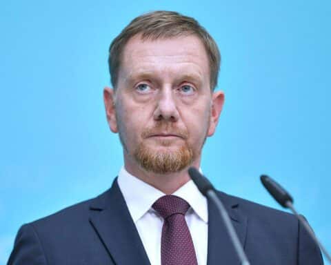 Michael Kretschmer spricht über Wehrdienst-Reform und plädiert für Geschlechtergleichheit in der Pflicht.