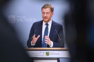 Michael Kretschmer warnt vor Herausforderungen einer Minderheitsregierung und betont Entscheidungsstabilität.
