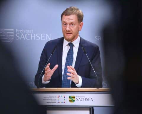 Michael Kretschmer warnt vor Herausforderungen einer Minderheitsregierung und betont Entscheidungsstabilität.