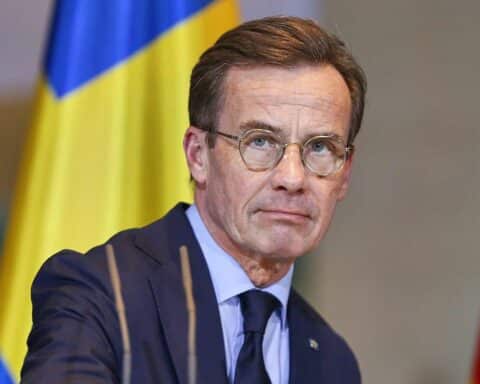 Ulf Kristersson warnt vor russischen Hybridangriffen, fordert Einheit und stärkere EU-Antwort im Ukrainekrieg.