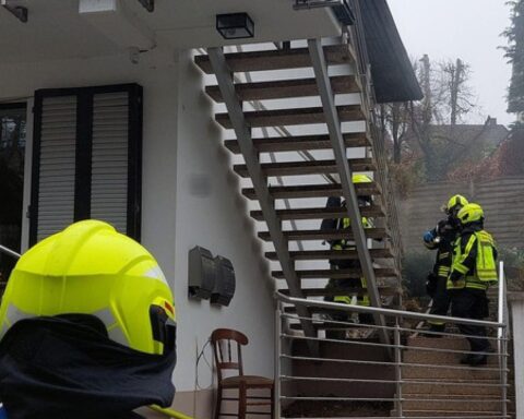Feuerwehr löscht Küchenbrand; Rauchentwicklung, Einsatzkräfte und Rettung von Bewohnerinnen.
