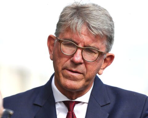 Wolfram Weimer spricht besorgt über Demokratie und Autoritarismus in Berlin, politische Sorgen sichtbar.