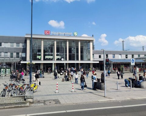 Dortmund Hauptbahnhof: Sozialminister überreicht Förderbescheid für Bahnhofsmissionen zur Unterstützung sozialer Projekte.