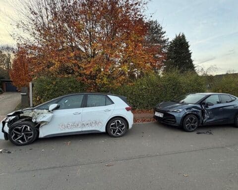 Zwei beschädigte PKW auf der Straße, die durch abgebrochenes Arbeitsgerät eines Traktors entstanden.