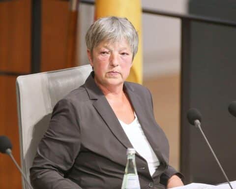 Hanna Naber spricht gegen Gewalt gegen Frauen, sensibilisiert für das Problem am Orange Day.