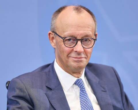 Friedrich Merz, von Kritik umgeben, diskutiert politische Themen in Berlin.