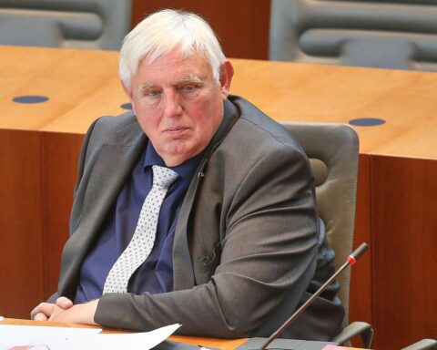 Karl-Josef Laumann kritisiert das Nichtrauchverbot für Autos mit Schwangeren und Kindern.