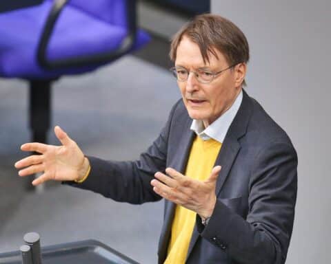 Karl Lauterbach, der frühere Gesundheitsminister, diskutiert assistierten Suizid und gesetzliche Regelungen.