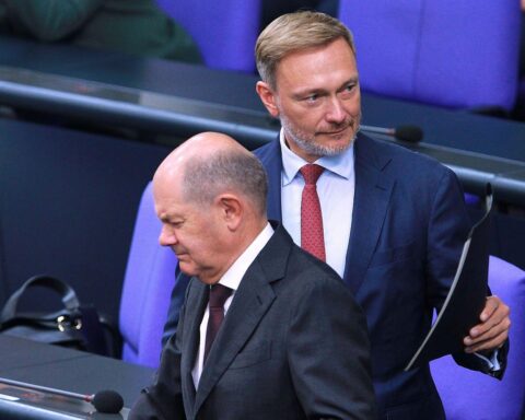Olaf Scholz und Christian Lindner im Gespräch; politische Spannungen nach dem Aus der Ampelkoalition.