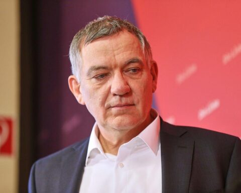 Jan van Aken fordert Deckelung der Dispozinsen, um Bankenabzocke einzudämmen.