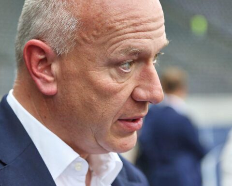 Politiker diskutieren Rückzahlung einer Wahlkampfspende aufgrund unbezahlter Rechnungen im Immobiliensektor.