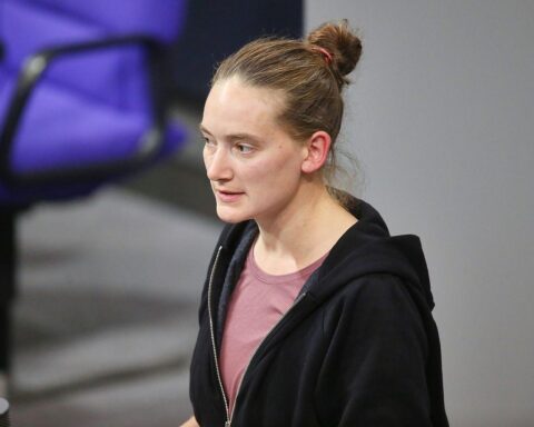 Violetta Bock kritisiert den Tropenwald-Fonds und fordert echte Maßnahmen gegen Abholzung.