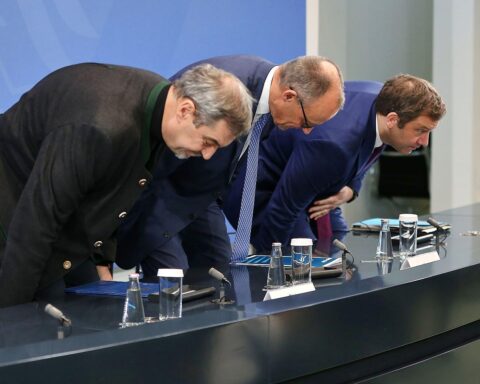 Pressekonferenz zur Rentenpolitik: Diskutierende Politiker, kritische Äußerungen, Koalitionsentscheidungen im Fokus.