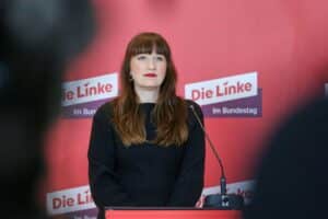 Heidi Reichinnek diskutiert Rentenpaket, kritisiert Unionspolitik, fordert gerechtere Renten für Senioren.