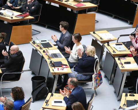 Abgeordnete der Linken-Fraktion im Berliner Abgeordnetenhaus diskutieren wichtige politische Themen und Anträge.