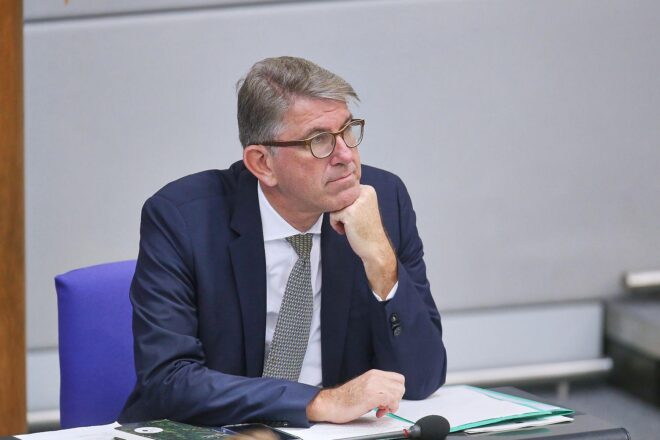 Linke und Grüne fordern Aufklärung von Weimer