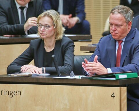 Politiker der Linken diskutieren über faire kommunale Finanzierung und soziale Gerechtigkeit in Thüringen.