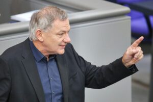 Linken-Chef van Aken hält Predigt in Hamburger Kirche Jan van Aken fordert EU-Sanktionen gegen US-Einwanderungsbehörde nach tödlichem Polizeieinsatz in Minneapolis.