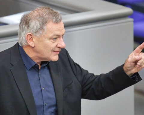 Jan van Aken fordert EU-Sanktionen gegen US-Einwanderungsbehörde nach tödlichem Polizeieinsatz in Minneapolis.