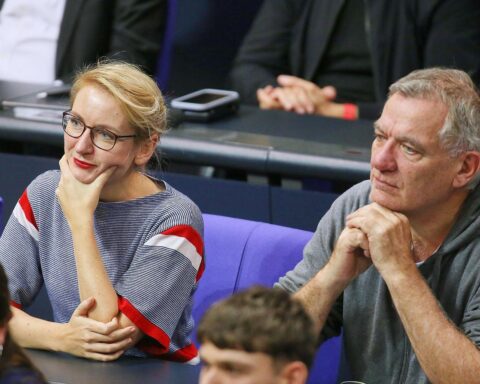 Ines Schwerdtner und Jan van Aken stehen für Wehrdienstverweigerung und Beratungspolitik der Linken.