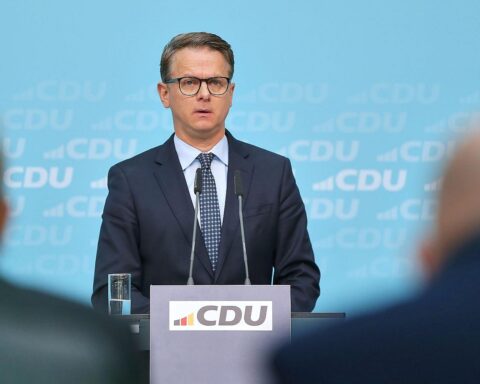 Carsten Linnemann kündigt energiepolitische Entscheidungen zur Senkung der Energiekosten an.