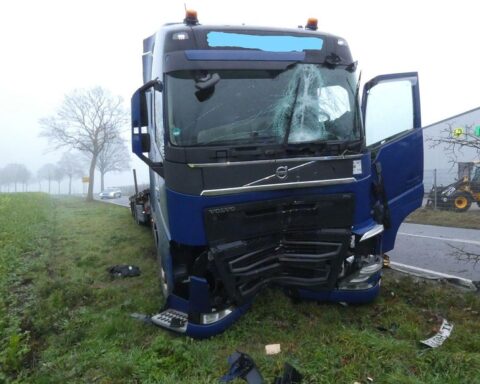 Verunfallter Lkw an Baum, Rettungskräfte vor Ort, Polizei ermittelt nach tödlichem Unfall.