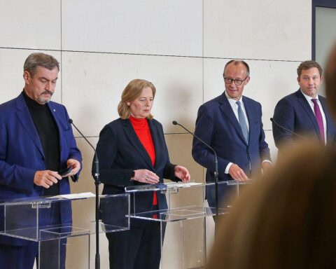 Pressekonferenz zur Einigung über Entlastungen für die deutsche Luftverkehrswirtschaft in Berlin.