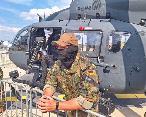 Bundeswehr-Soldat der Luftwaffe mit modernen Waffensystemen im Einsatzkontext, symbolisiert Ausbau und Innovation.