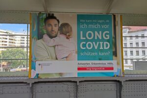 Kampagnenplakat: Aufklärung über Long Covid und ME/CFS, betroffene Menschen im Fokus.