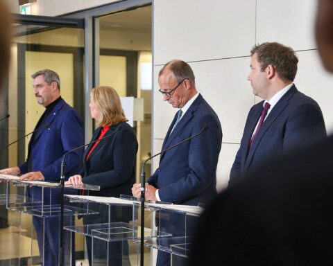 Wirtschaftsexpertin Ulrike Malmendier spricht zur Koalitionsausschuss-Pressekonferenz in Berlin.