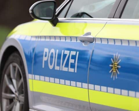 Polizeiauto vor Drogerie, Symbol für schnelle Festnahme nach Diebstahl.