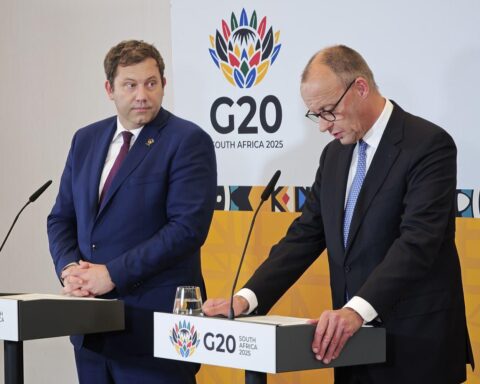 Friedrich Merz und Lars Klingbeil diskutieren über Afrika und globale Herausforderungen beim G20-Gipfel.