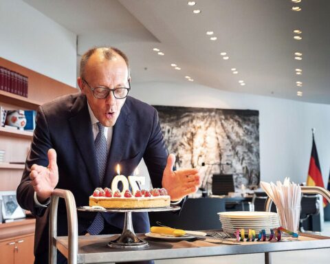 Friedrich Merz feiert seinen 70. Geburtstag mit Kuchen und Glückwünschen im Kanzlerbüro.