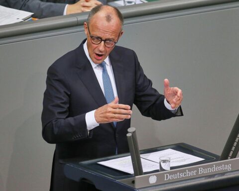 Friedrich Merz im Bundestag: Warnung an die USA, Europa nicht zu ignorieren, für Frieden.