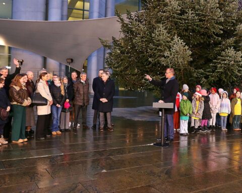 Bundeskanzler Merz übergibt Weihnachtsbaum vor dem Kanzleramt, 13 Meter hohe Nordmanntanne.