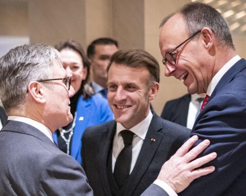Drei führende Politiker beim Abendessen: Merz, Macron und Starmer diskutieren wichtige europäische Themen.