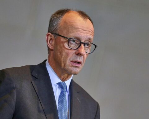 Friedrich Merz telefoniert mit Donald Tusk über Sabotageakt und Solidarität mit Polen.