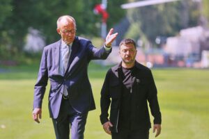 Friedrich Merz, Emmanuel Macron, Keir Starmer und Wolodymyr Selenskyj im Gespräch über Friedensunterstützung.