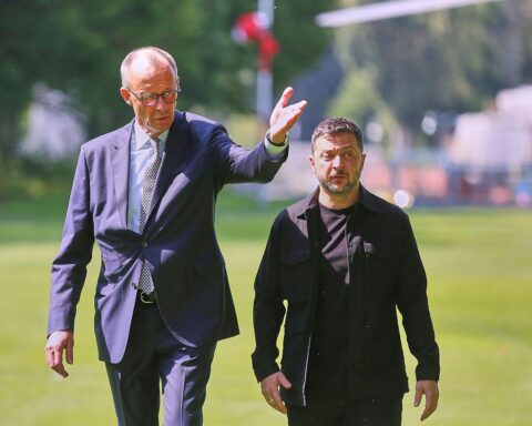 Friedrich Merz, Emmanuel Macron, Keir Starmer und Wolodymyr Selenskyj im Gespräch über Friedensunterstützung.