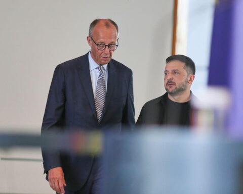 Friedrich Merz und Wolodymyr Selenskyj beim Gespräch über Korruption und Unterstützung für die Ukraine.