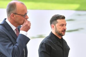 Friedrich Merz und Wolodymyr Selenskyj während eines Gesprächs über den Ukraine-Konflikt.