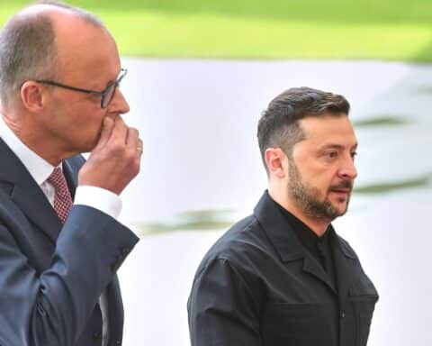 Friedrich Merz und Wolodymyr Selenskyj während eines Gesprächs über den Ukraine-Konflikt.