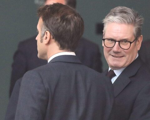 Drei Politiker bei Abendessen: Merz, Macron und Starmer diskutieren digitale Souveränität in Europa.