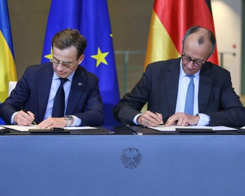 Friedrich Merz und Ulf Kristersson unterzeichnen Innovationspartnerschaft zur Sicherheit und Verteidigung.