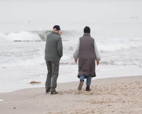 Bundeskanzler Merz am Strand, symbolisch für den Rentendialog und die Zukunftssicherung.